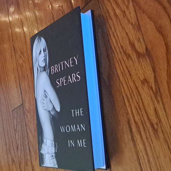 Britney Spears The Woman in Me book - Picture 4 of 7